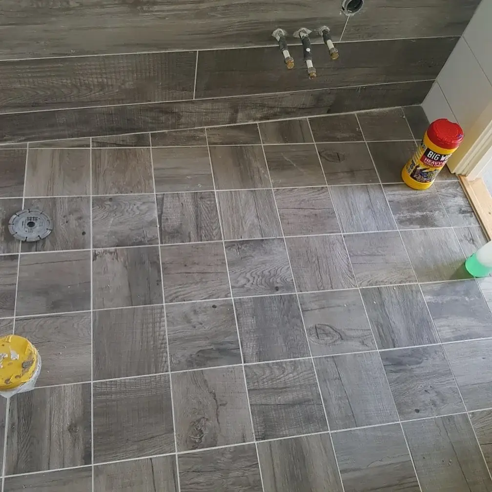 Nylagt klinkergolv i ett badrum under renovering